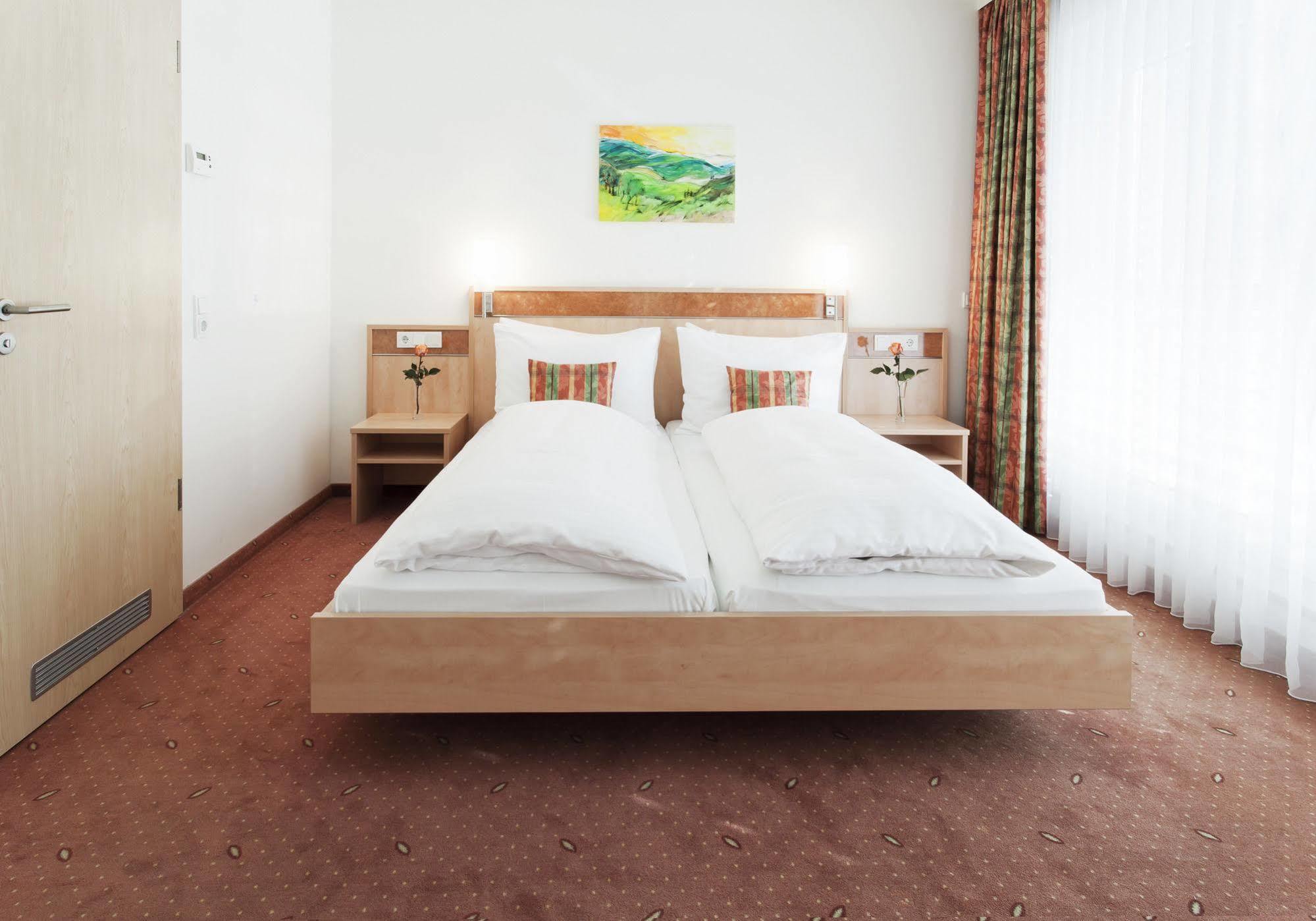 Zeller'S Quartier Hotel Koenigsbrunn Ngoại thất bức ảnh