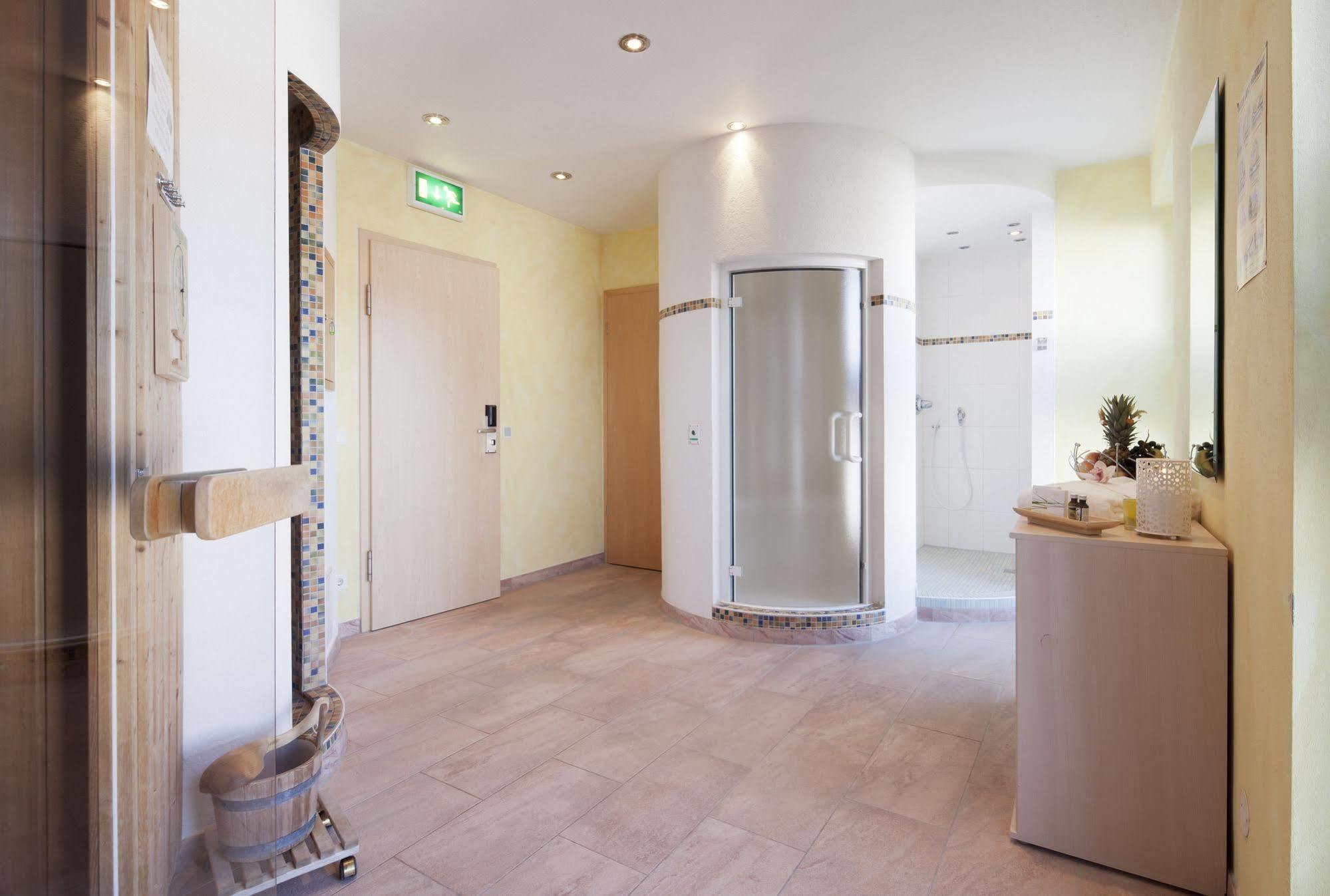 Zeller'S Quartier Hotel Koenigsbrunn Ngoại thất bức ảnh
